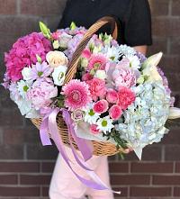 Цветочная композиция из Розы, Хризантемы, Пионы и Лизиантусы в корзине в Армизонском