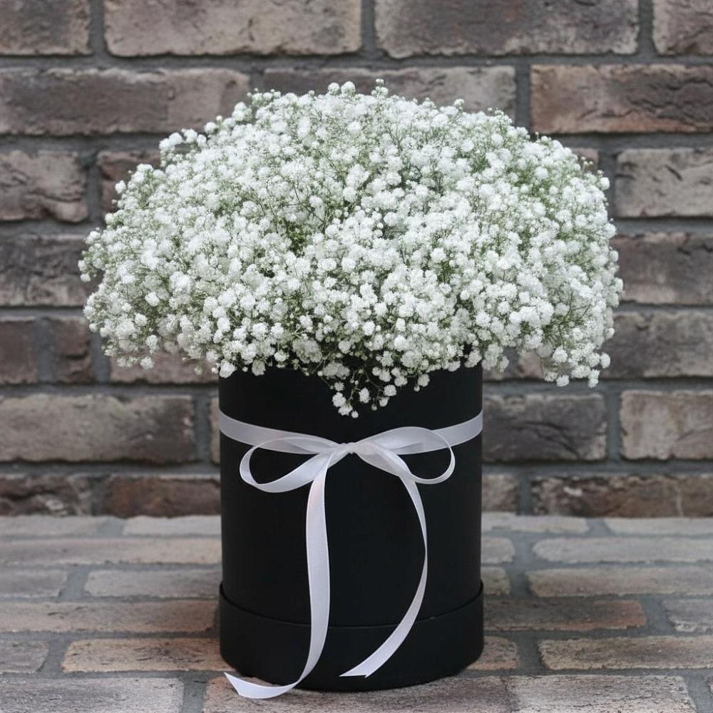 Цветочная композиция из Гипсофила в шляпной коробке в Армизонском