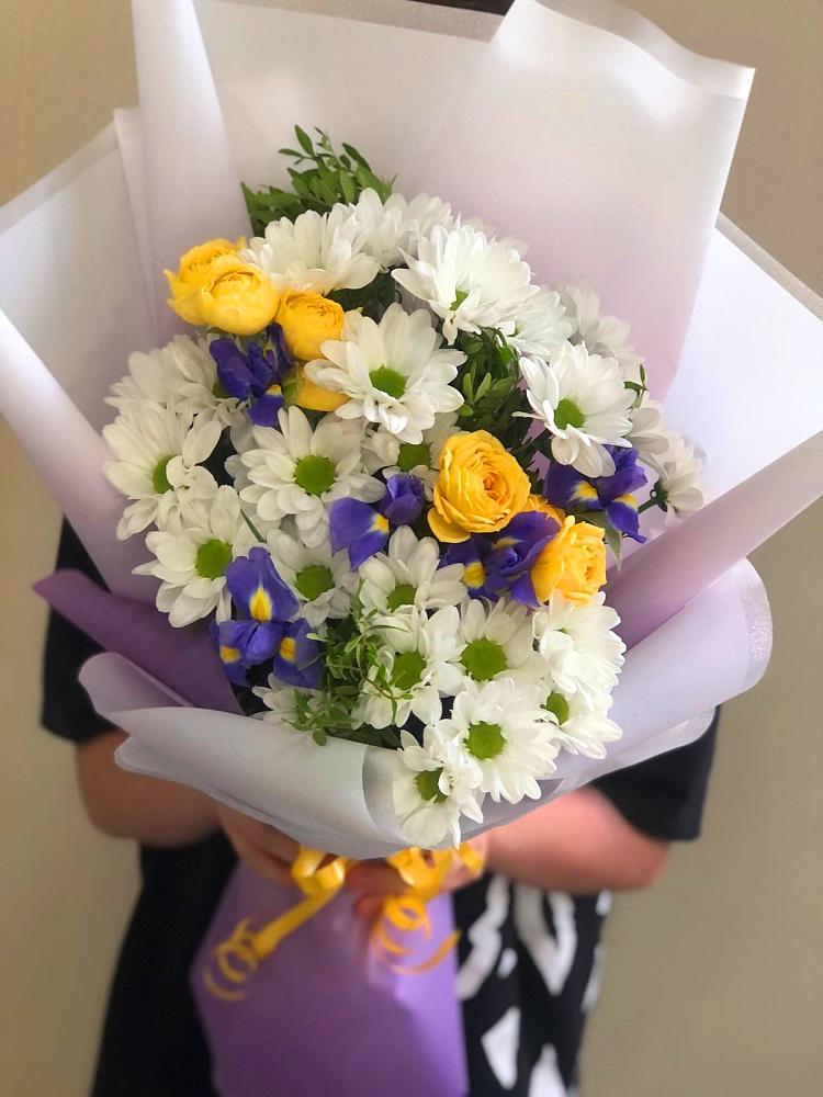 Букет цветов из: Ирисы, Хризантемы и Розы в Армизонском